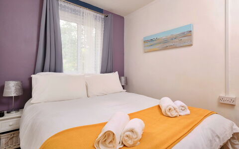 St. Ives 637: Lit, Chambre, Design Intérieur, Drap De Lit, Literie, Linge, Meubles, Sol, Pièce, Cadre De Lit