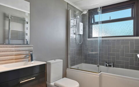 Michel: Salle De Bains, Luminaire Plomberie, Sol, Design Intérieur, Sol, Évier, Plomberie, Robinet, Baignoire, Tuile