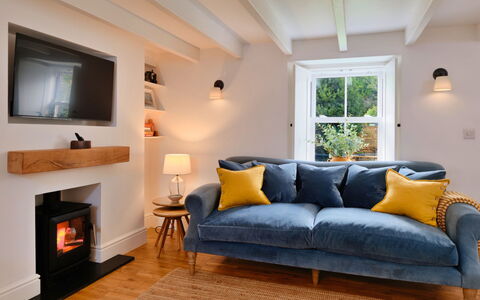 Millstone Cottage: Meubles, Design Intérieur, Canapé, Bois, Sol, Salon, Sol, Throw Pillow, Éclairage, Domicile