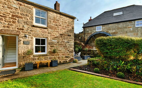 Millstone Cottage: Arbuste, Brique, Chalet, Porte, Brickwork, Mur De Pierre, Jardin, Biens, Allée