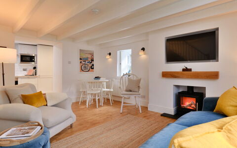 Millstone Cottage: Meubles, Design Intérieur, Sol, Sol, Mur, Canapé, Pièce, Bois, Plafond, Salon
