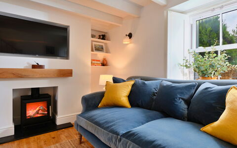 Millstone Cottage: Meubles, Design Intérieur, Mur, Canapé, Sol, Bois, Salon, Sol, Pièce, Éclairage