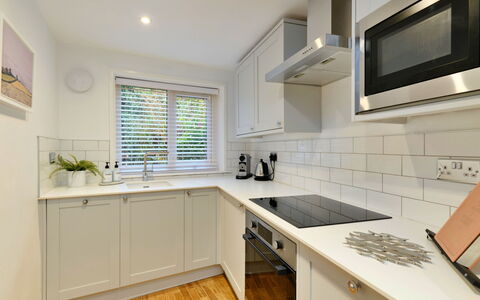 Millstone Cottage: Cuisine, Comptoir, Appareil De Cuisine, Design Intérieur, Principaux Appliance, Cabinetry, Sol, Bois, Sol, Plafond