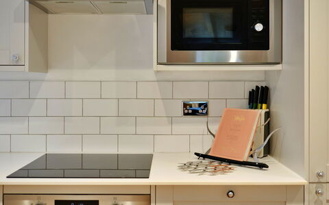 Millstone Cottage: Appareil De Cuisine, Cuisine, Principaux Appliance, Comptoir, Cabinetry, Bois, Sol, Design Intérieur, Électroménager, Cuisinière