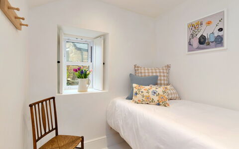 Millstone Cottage: Meubles, Design Intérieur, Lit, Mur, Chambre, Sol, Sol, Bois, Coussin, Linge