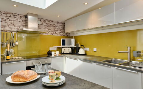 Penzance 624: Cuisine, Appareil De Cuisine, Comptoir, Principaux Appliance, Design Intérieur, Jaune, Sol, Plafond, Meubles, Cabinetry