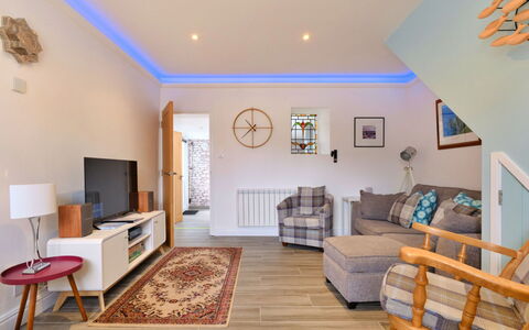 Penzance 624: Meubles, Design Intérieur, Sol, Sol, Mur, Canapé, Bois, Plafond, Pièce, Salon