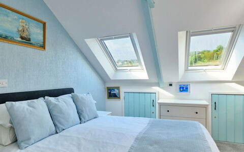 Penzance 624: Chambre, Bois, Design Intérieur, Plafond, Lit, Sol, Éclairage, Sol, Pièce, Meubles