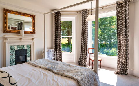 The Old Vicarage: Design Intérieur, Meubles, Mur, Bois, Domicile, Sol, Sol, Chambre, Plafond, Lit