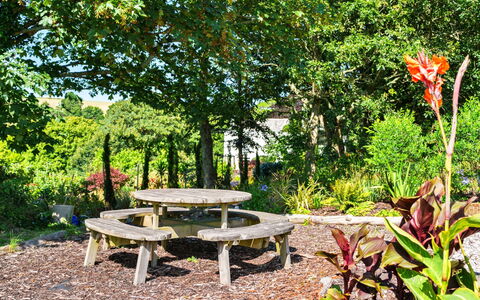 The Old Vicarage: Mobilier De Jardin, Meubles, Arbuste, Jardin, Extérieur Banc, Communauté Des Plantes, Tableau De Plein Air, Banc, Table De Pique-Nique, Ombre