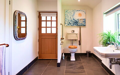 The Old Vicarage: Design Intérieur, Sol, Luminaire Plomberie, Salle De Bains, Sol, Toilette, Plomberie, Robinet, Éclairage, Évier