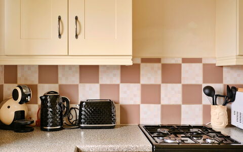 Looe Valley View: Cuisine, Rose, Comptoir, Le Fourneau, Cuisinière, Gaz Poele, Appareil De Cuisine, Cooktop, Tuile, Cabinetry
