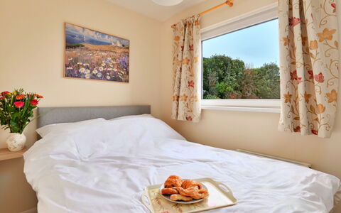 Looe Valley View: Meubles, Chambre, Design Intérieur, Lit, Drap De Lit, Linge, Domicile, Literie, Appartement, Throw Pillow