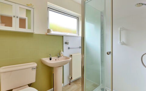 Looe Valley View: Salle De Bains, Luminaire Plomberie, Mur, Sol, Sol, Toilette, Design Intérieur, Siège De Toilette, Lavabo, Plomberie