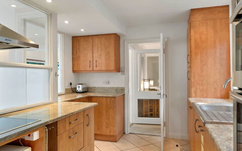 Little Watch House: Comptoir, Cabinetry, Sol, Meubles, Cuisine, Design Intérieur, Bois, Sol, Appareil De Cuisine, Pièce