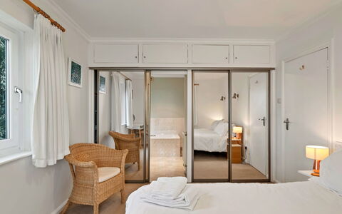 Little Watch House: Meubles, Design Intérieur, Lit, Sol, Sol, Bois, Chambre, Plafond, Textile, Éclairage