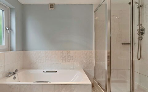 Little Watch House: Salle De Bains, Baignoire, Luminaire Plomberie, Sol, Mur, Sol, Design Intérieur, Robinet, Plafond, Plomberie