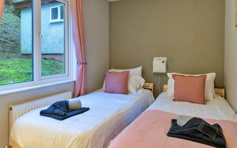 Toblerone Lodge: Lit, Chambre, Drap De Lit, Literie, Design Intérieur, Bois, Meubles, Textile, Linge, Cadre De Lit