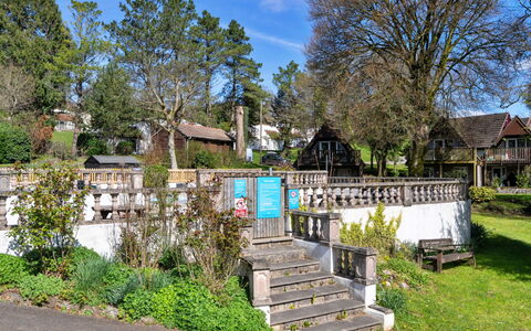 Toblerone Lodge: Arbre, Arbuste, Domicile, Printemps, Clôture, Jardin, Chalet, Aménagement Paysager, Ombre
