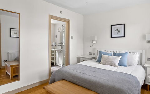 Bownder House: Meubles, Lit, Design Intérieur, Chambre, Literie, Mur, Drap De Lit, Pièce, Bois, Sol