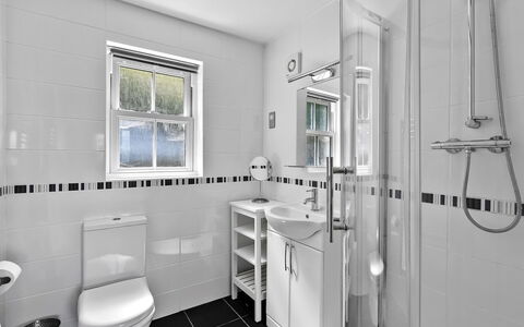 Bownder House: Siège De Toilette, Salle De Bains, Luminaire Plomberie, Toilette, Évier, Design Intérieur, Sol, Sol, Plomberie, Robinet