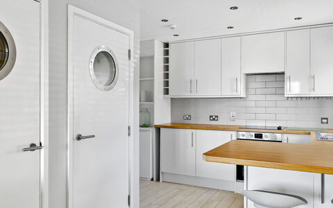 Bownder House: Design Intérieur, Mur, Sol, Bois, Comptoir, Sol, Cuisine, Cabinetry, Meubles, Domicile
