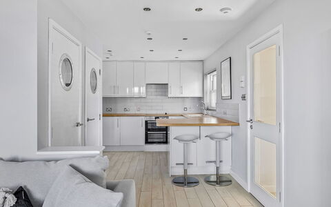 Bownder House: Meubles, Design Intérieur, Sol, Sol, Mur, Bois, Plafond, Cuisine, Comptoir, Domicile