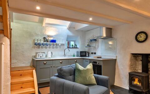 Spray Barn: Meubles, Design Intérieur, Sol, Bois, Sol, Plafond, Pièce, Éclairage, Cabinetry, Comptoir