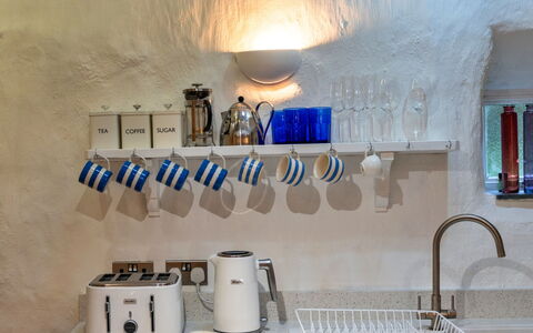 Spray Barn: Cuisine, Design Intérieur, Appareil De Cuisine, Rayonnage, Étagère, Bouteille, Petit Appareil, Comptoir, Robinet