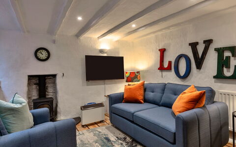 Spray Barn: Meubles, Canapé, Design Intérieur, Mur, Sol, Bois, Sol, Salon, Pièce, Plafond