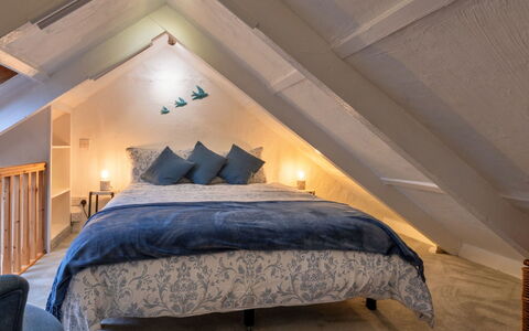 Spray Barn: Chambre, Design Intérieur, Lit, Meubles, Bois, Plafond, Sol, Drap De Lit, Sol, Literie
