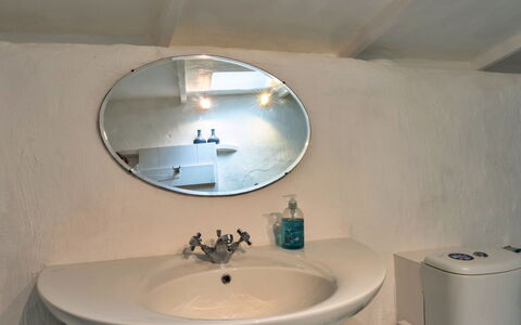 Spray Barn: Lavabo, Luminaire Plomberie, Évier, Miroir, Robinet, Design Intérieur, Salle De Bains, Plomberie, Plafond, Pièce
