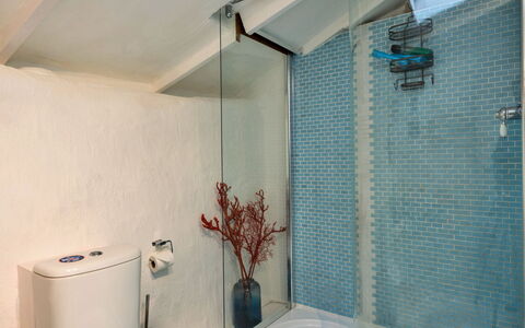 Spray Barn: Salle De Bains, Luminaire Plomberie, Mur, Design Intérieur, Robinet, Évier, Sol, Sol, Plomberie, Lavabo