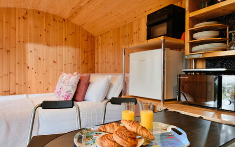 Demelza Shepherd'S Hut: Design Intérieur, Bois, Sol, Sol, Pièce, Plafond, Tache De Bois, Chambre, Dur, Lit