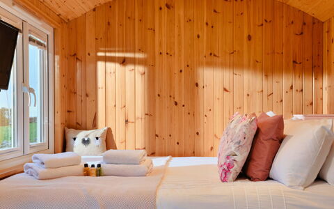 Demelza Shepherd'S Hut: Bois, Design Intérieur, Chambre, Sol, Sol, Lit, Éclairage, Pièce, Domicile, Drap De Lit