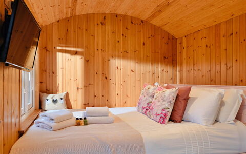Demelza Shepherd'S Hut: Design Intérieur, Chambre, Bois, Lit, Sol, Drap De Lit, Literie, Sol, Éclairage, Meubles