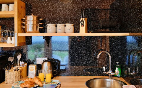 Demelza Shepherd'S Hut: Cuisine, Comptoir, Granit, Appareil De Cuisine, Luminaire Plomberie, Matériau Naturel, Robinet, Plomberie, Cabinetry, Tache De Bois