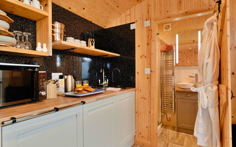 Demelza Shepherd'S Hut: Bois, Sol, Cuisine, Design Intérieur, Cabinetry, Comptoir, Meubles, Luminaire Plomberie, Sol, Éclairage