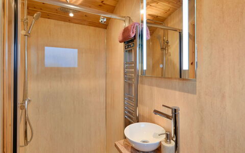 Demelza Shepherd'S Hut: Luminaire Plomberie, Sol, Bois, Sol, Design Intérieur, Lavabo, Évier, Salle De Bains, Plomberie, Robinet