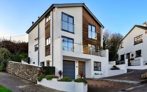 Lake View: Mur, Bâtiment, Fenêtre, Maison, Domicile, Zone Résidentielle, Façade, Porte, Chalet, Allée
