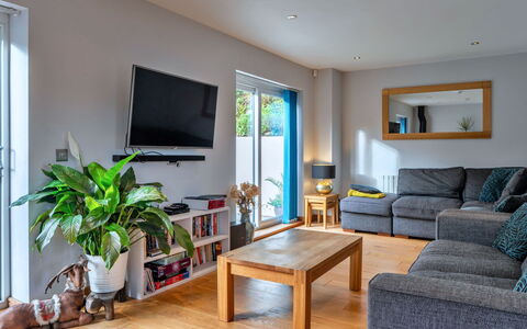 Lake View: Meubles, Design Intérieur, Sol, Canapé, Bois, Sol, Pièce, Salon, Plafond, Éclairage