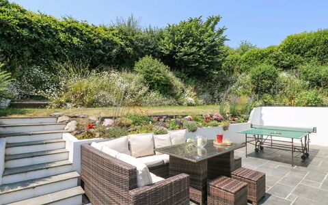Lake View: Meubles, Mobilier De Jardin, Table, Chaise, Jardin, Arbuste, Tableau De Plein Air, Pot De Fleur, Dalle