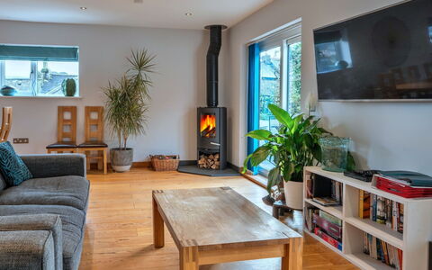 Lake View: Meubles, Design Intérieur, Bois, Sol, Foyer, Salon, Sol, Éclairage, Table, Domicile