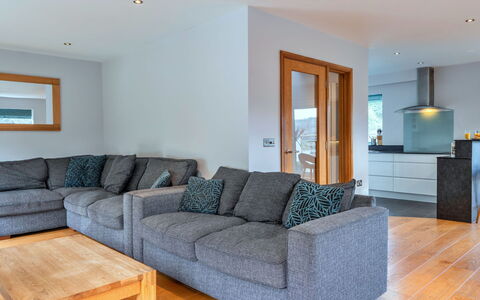Lake View: Meubles, Canapé, Design Intérieur, Sol, Sol, Bois, Salon, Pièce, Plafond
