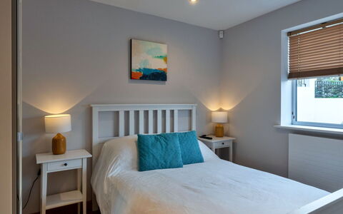 Lake View: Lit, Meubles, Literie, Chambre, Design Intérieur, Drap De Lit, Bois, Linge, Pièce, Sol