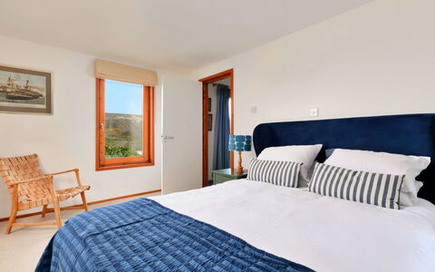 The Cuddy: Meubles, Design Intérieur, Lit, Chambre, Mur, Pièce, Sol, Bois, Drap De Lit, Sol
