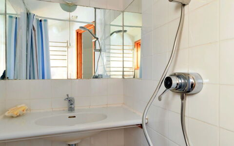 The Cuddy: Luminaire Plomberie, Salle De Bains, Design Intérieur, Sol, Robinet, Plomberie, Évier, Lavabo, Sol, Tete De Douche