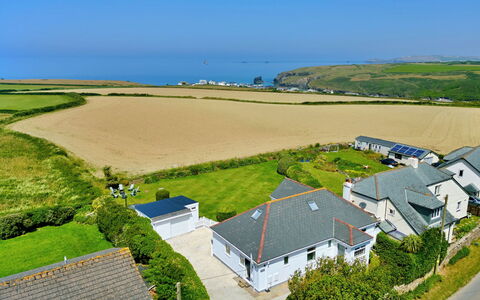 The Coast House: Côte, Mer, Cotiers Et Relief Océaniques, Lot Terre, Océan, Photographie Aérienne, Rive, Chalet, Vue Du Ciel