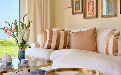 The Coast House: Meubles, Design Intérieur, Canapé, Salon, Jaune, Throw Pillow, Pièce, Domicile, Coussin, Textile