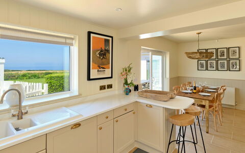 The Coast House: Meubles, Design Intérieur, Sol, Bois, Comptoir, Plafond, Sol, Cabinetry, Cuisine, Éclairage